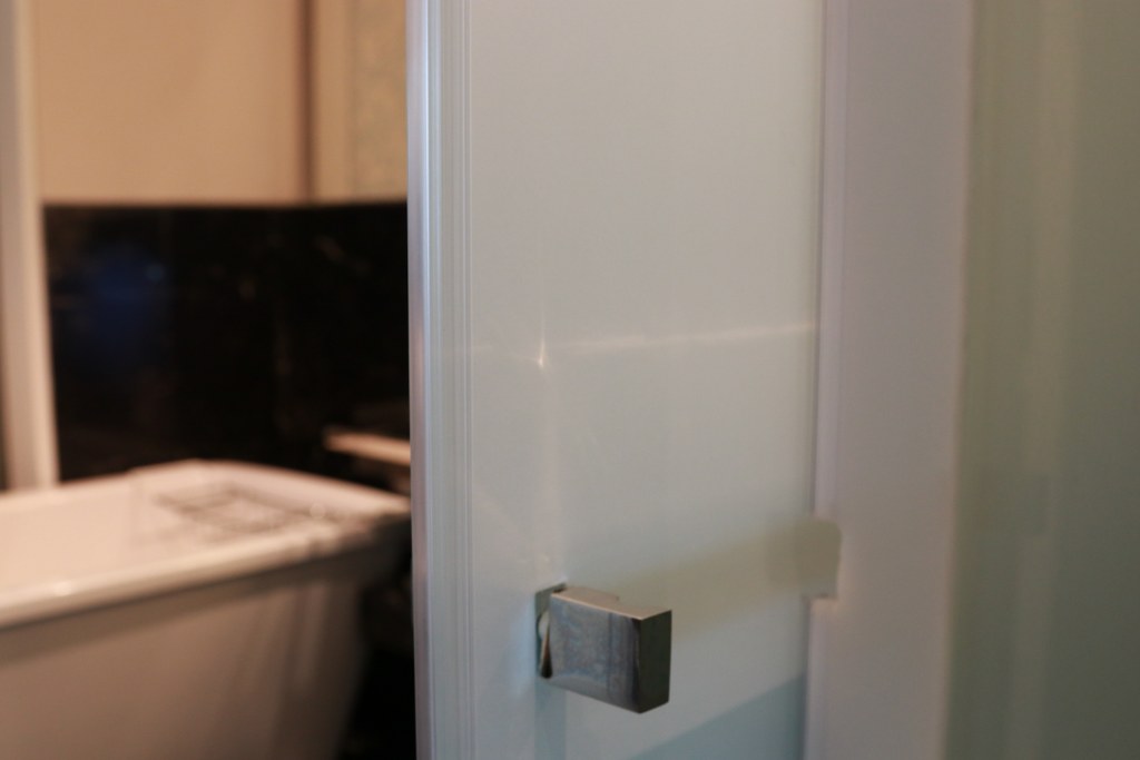 เปลี่ยนยางประตูห้องน้ำ Le Méridien Bangkok
