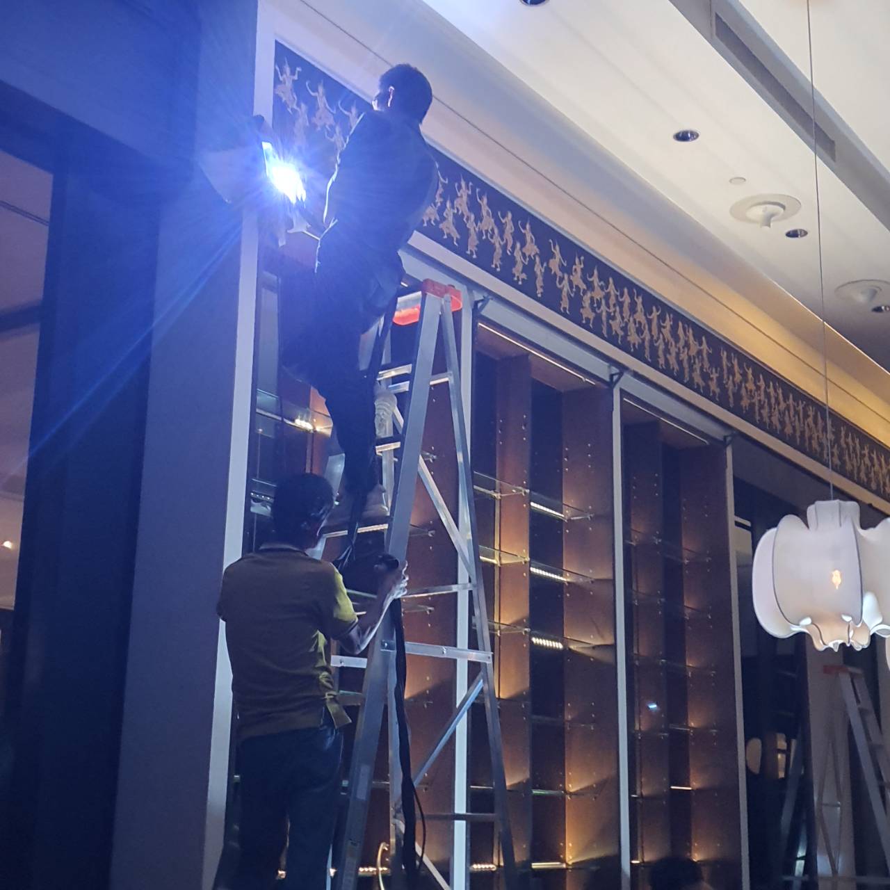 shelf-งานติดตั้งราวแขวนบันไดชั้นวางเหล้า รร