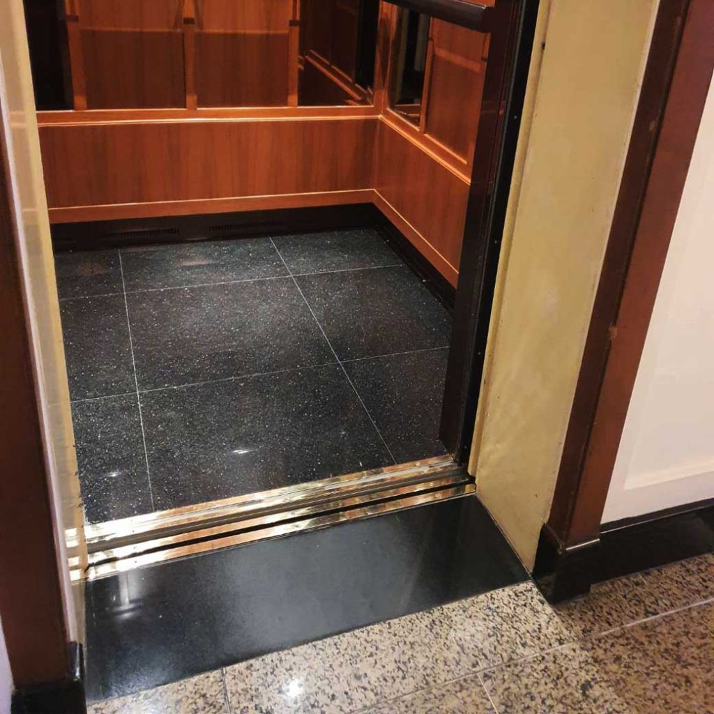 ตั้งคิ้วหน้าลิฟท์โรงแรม Peninsula Hotel-Hengkee รับเหมาต่อเติม ตกแต่งต่อเติม